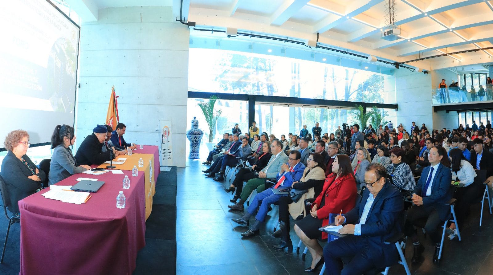 Especialistas analizan el impacto social y cultural de la Torre de Rectoría UATx